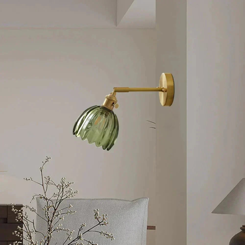 Væglampe, messingfinish, frostet glas tulipanformet skærm, enpæret lys