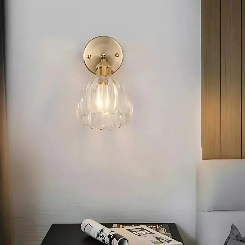 Væglampe, messingfinish, frostet glas tulipanformet skærm, enpæret lys
