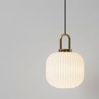 Pendellampe, skandinavisk stil, messingramme, ribbet glasaccent