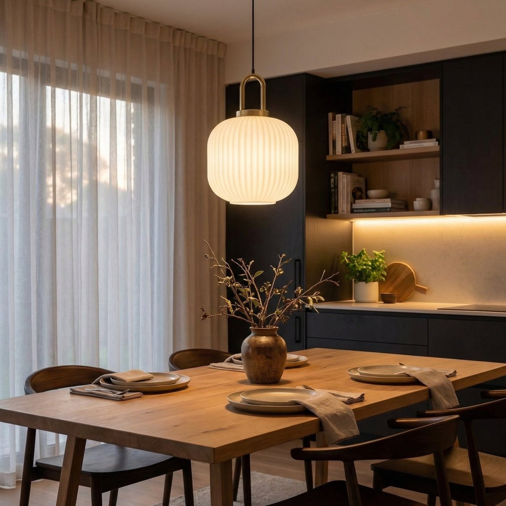 Pendellampe, skandinavisk stil, messingramme, ribbet glasaccent