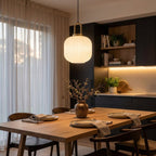 Pendellampe, skandinavisk stil, messingramme, ribbet glasaccent