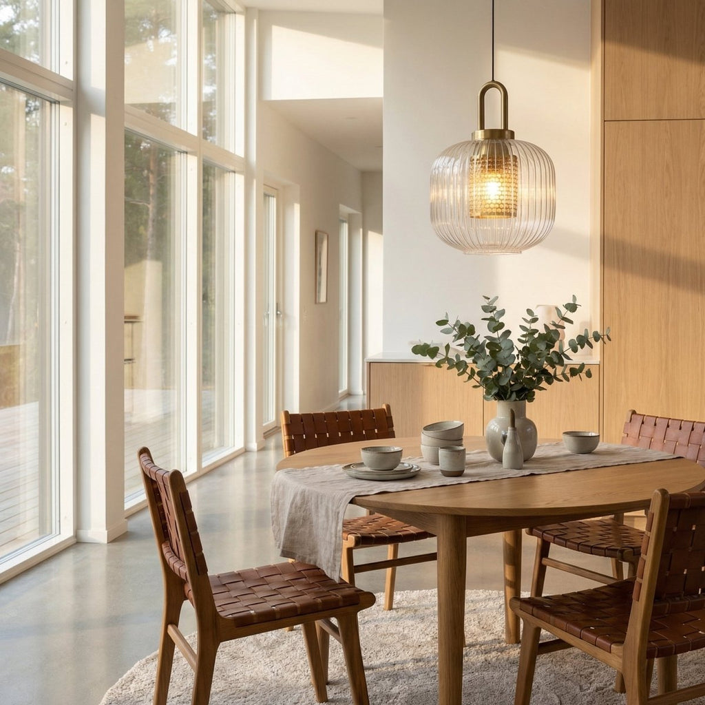 Pendellampe, skandinavisk stil, messingramme, ribbet glasaccent