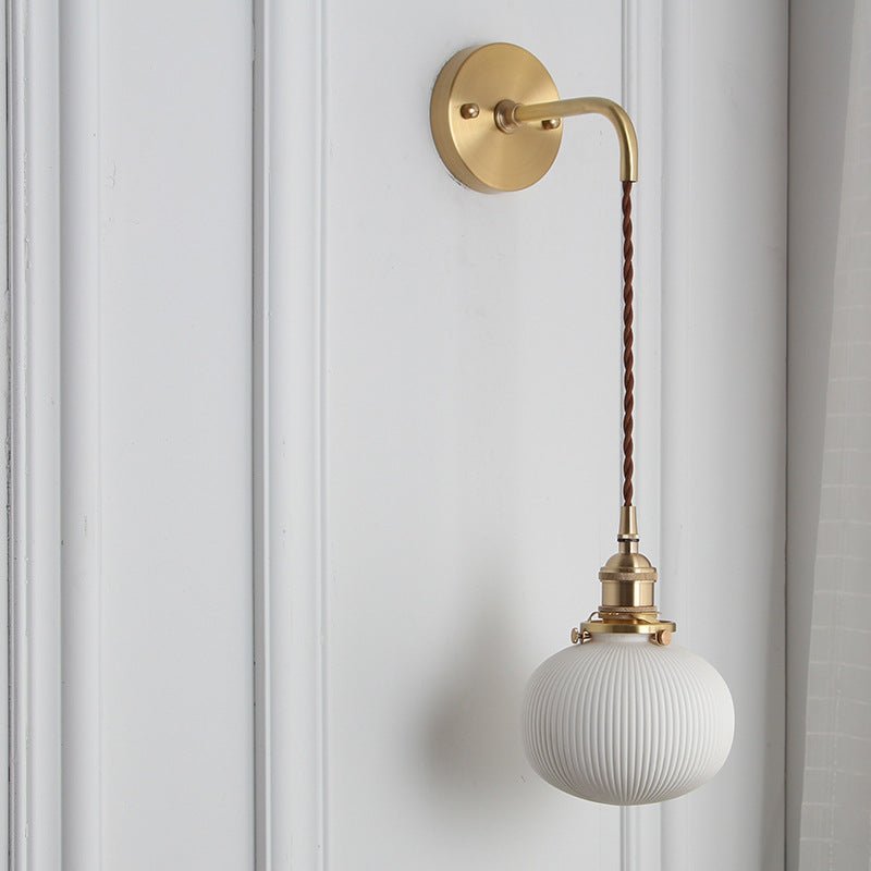Væglampe i messing med plisseret glasskærm, japansk-inspireret enkeltpære-design