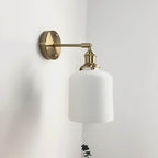 Væglampe i messing med plisseret glasskærm, japansk-inspireret enkeltpære-design