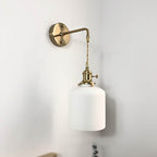 Væglampe i messing med plisseret glasskærm, japansk-inspireret enkeltpære-design