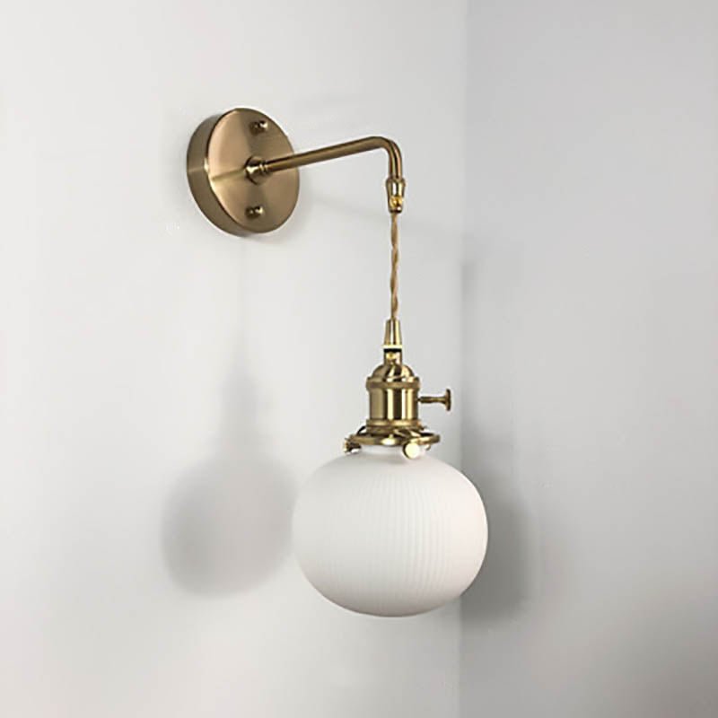 Væglampe i messing med plisseret glasskærm, japansk-inspireret enkeltpære-design