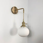 Væglampe i messing med plisseret glasskærm, japansk-inspireret enkeltpære-design