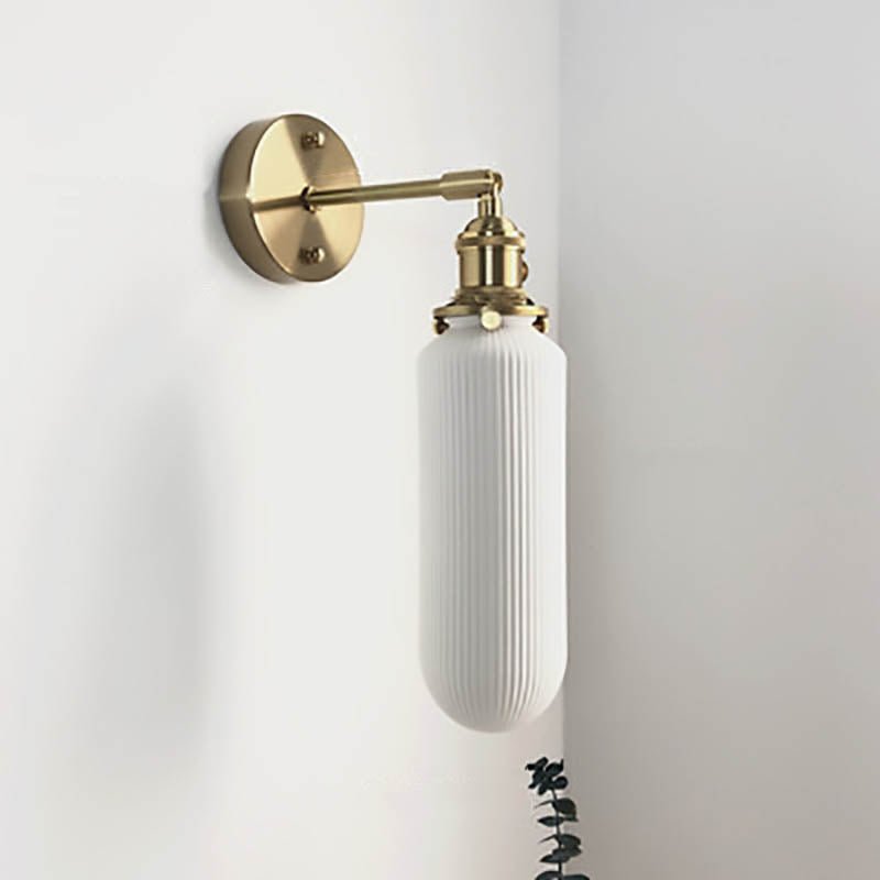 Væglampe i messing med plisseret glasskærm, japansk-inspireret enkeltpære-design