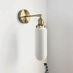 Væglampe i messing med plisseret glasskærm, japansk-inspireret enkeltpære-design
