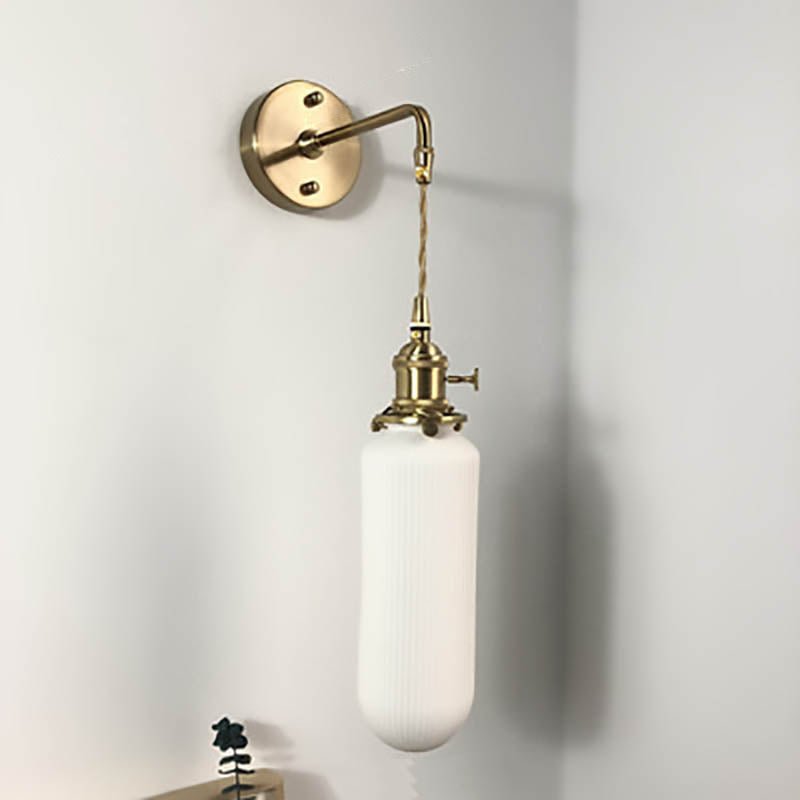 Væglampe i messing med plisseret glasskærm, japansk-inspireret enkeltpære-design
