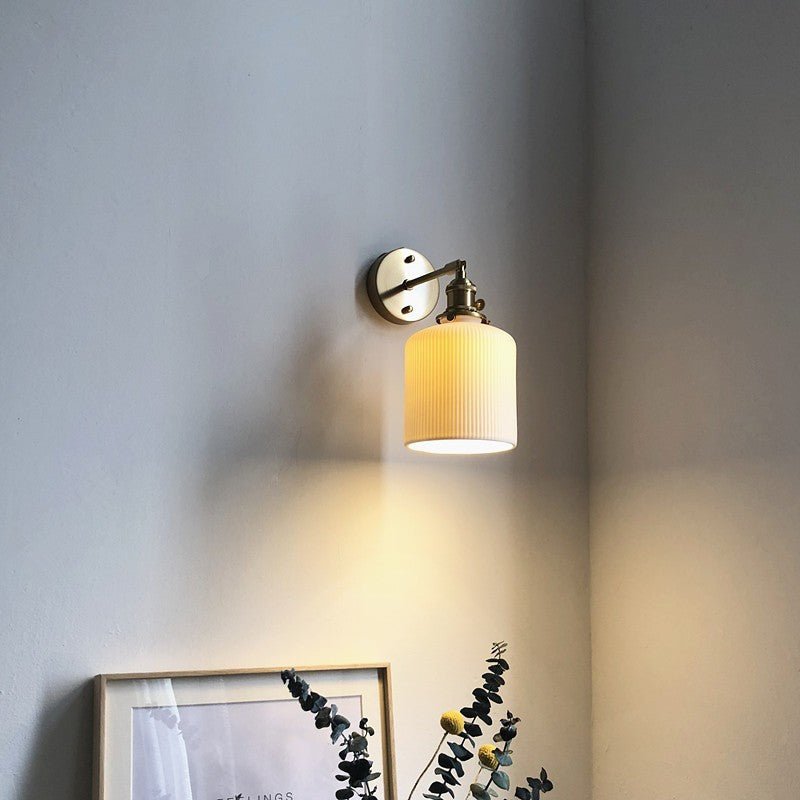 Væglampe i messing med plisseret glasskærm, japansk-inspireret enkeltpære-design