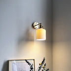 Væglampe i messing med plisseret glasskærm, japansk-inspireret enkeltpære-design