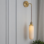 Væglampe i messing med plisseret glasskærm, japansk-inspireret enkeltpære-design