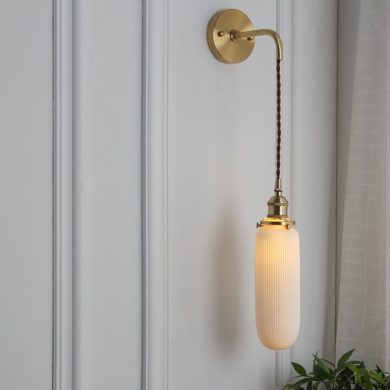 Væglampe i messing med plisseret glasskærm, japansk-inspireret enkeltpære-design