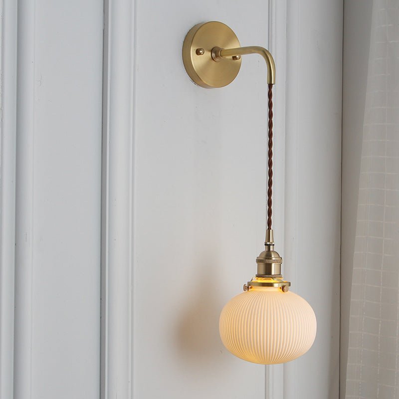 Væglampe i messing med plisseret glasskærm, japansk-inspireret enkeltpære-design