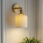 Væglampe i messing med plisseret glasskærm, japansk-inspireret enkeltpære-design