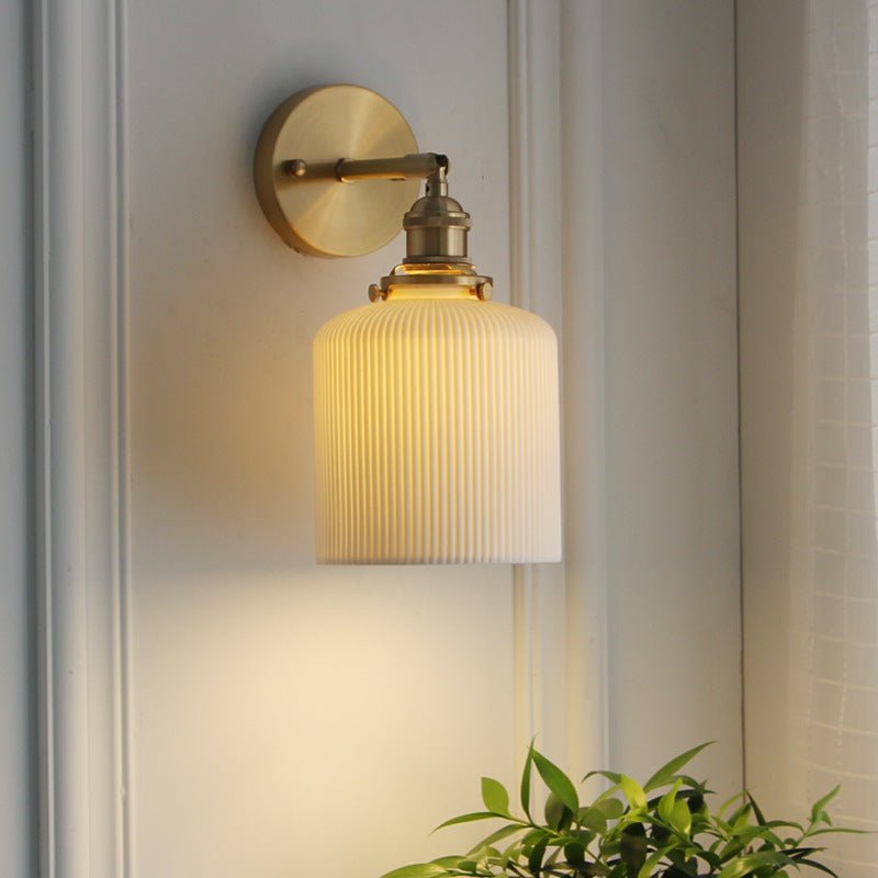 Væglampe i messing med plisseret glasskærm, japansk-inspireret enkeltpære-design