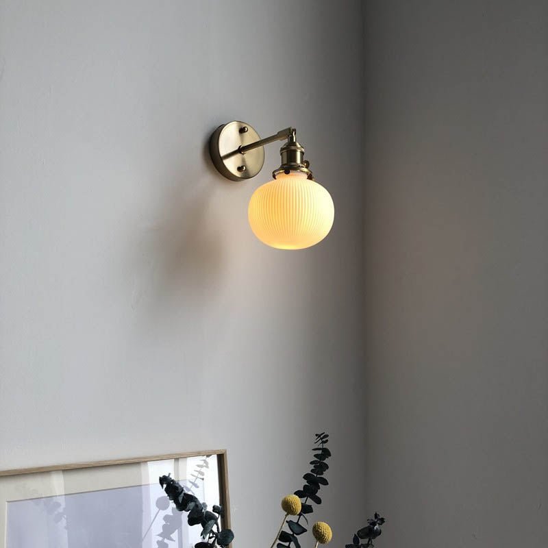 Væglampe i messing med plisseret glasskærm, japansk-inspireret enkeltpære-design