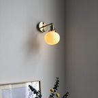 Væglampe i messing med plisseret glasskærm, japansk-inspireret enkeltpære-design