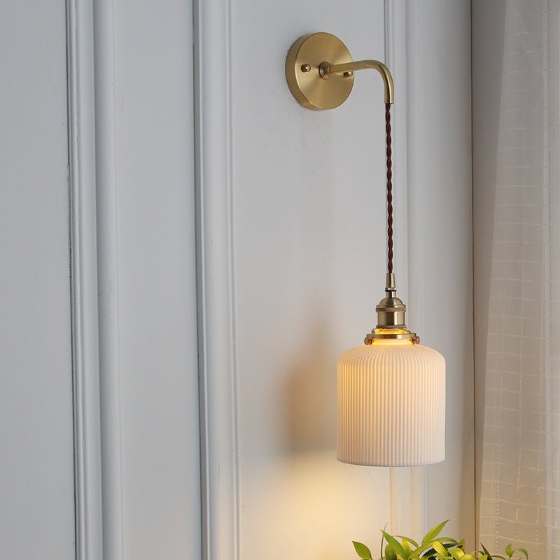 Væglampe i messing med plisseret glasskærm, japansk-inspireret enkeltpære-design