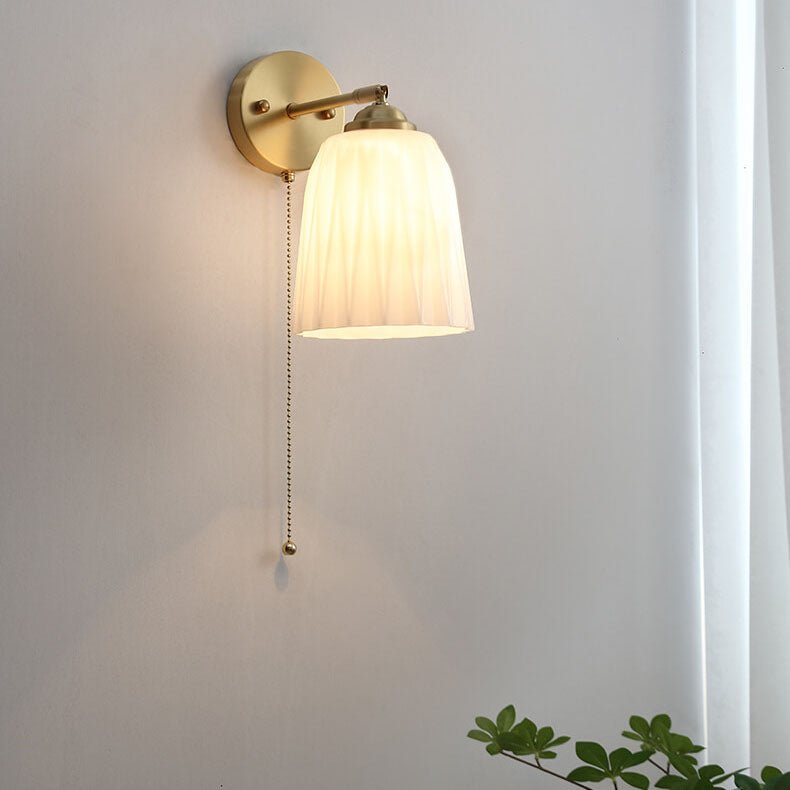 Væglampe i messing og kobber, ribbet glasskærm, enkelt lys