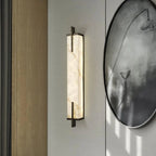 Zenith Wandleuchte in Schwarz und Gold, rechteckiger Alabaster-Schirm, fest verdrahtet