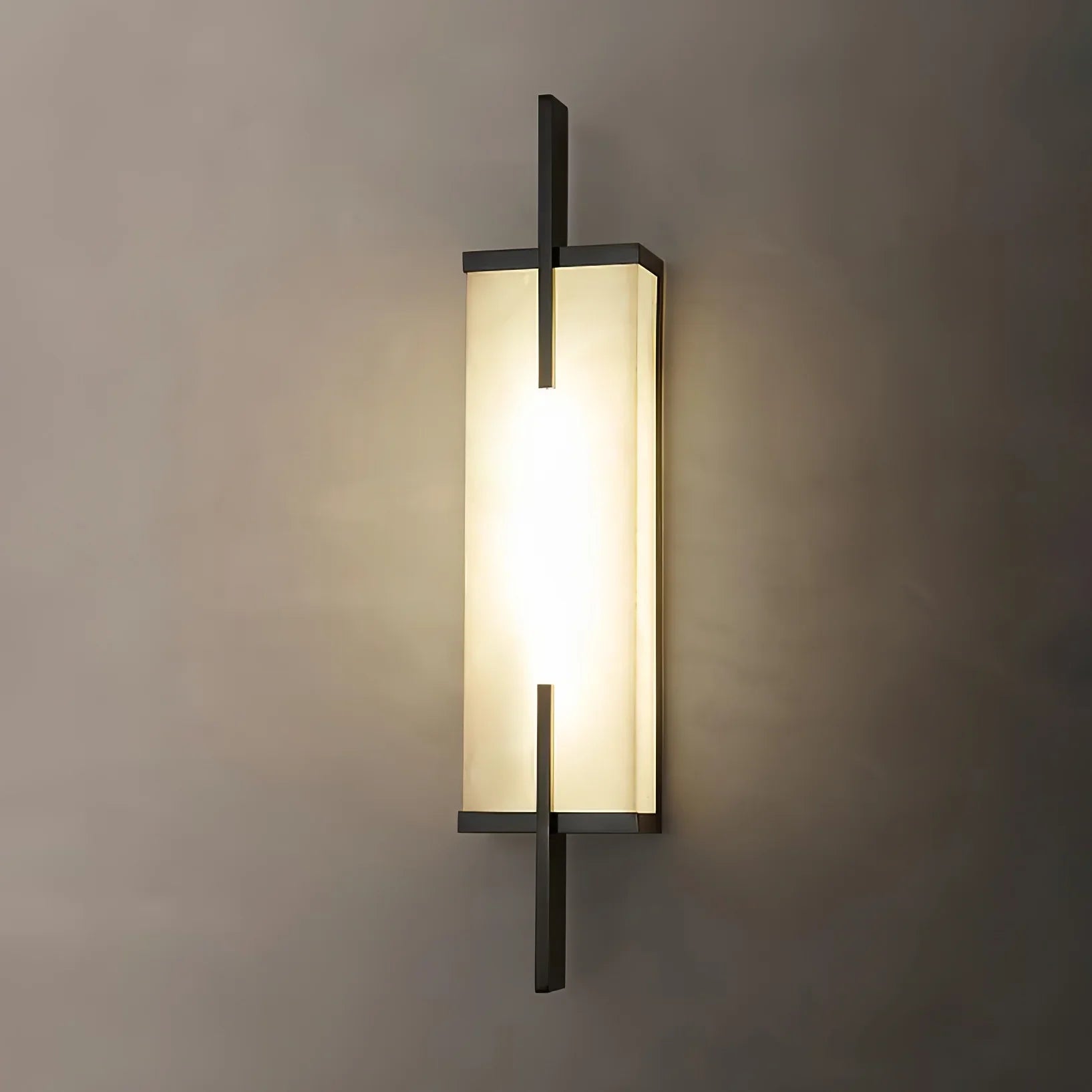 Zenith Wandleuchte in Schwarz und Gold, rechteckiger Alabaster-Schirm, fest verdrahtet