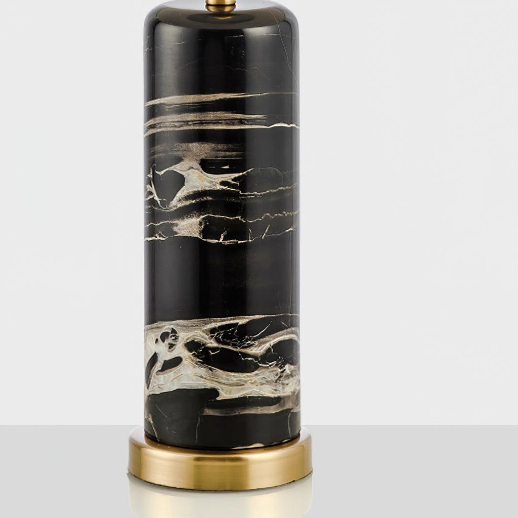 Close-up of the Clérachic table lamp's black marble base, showing its grey and white veining in detail.