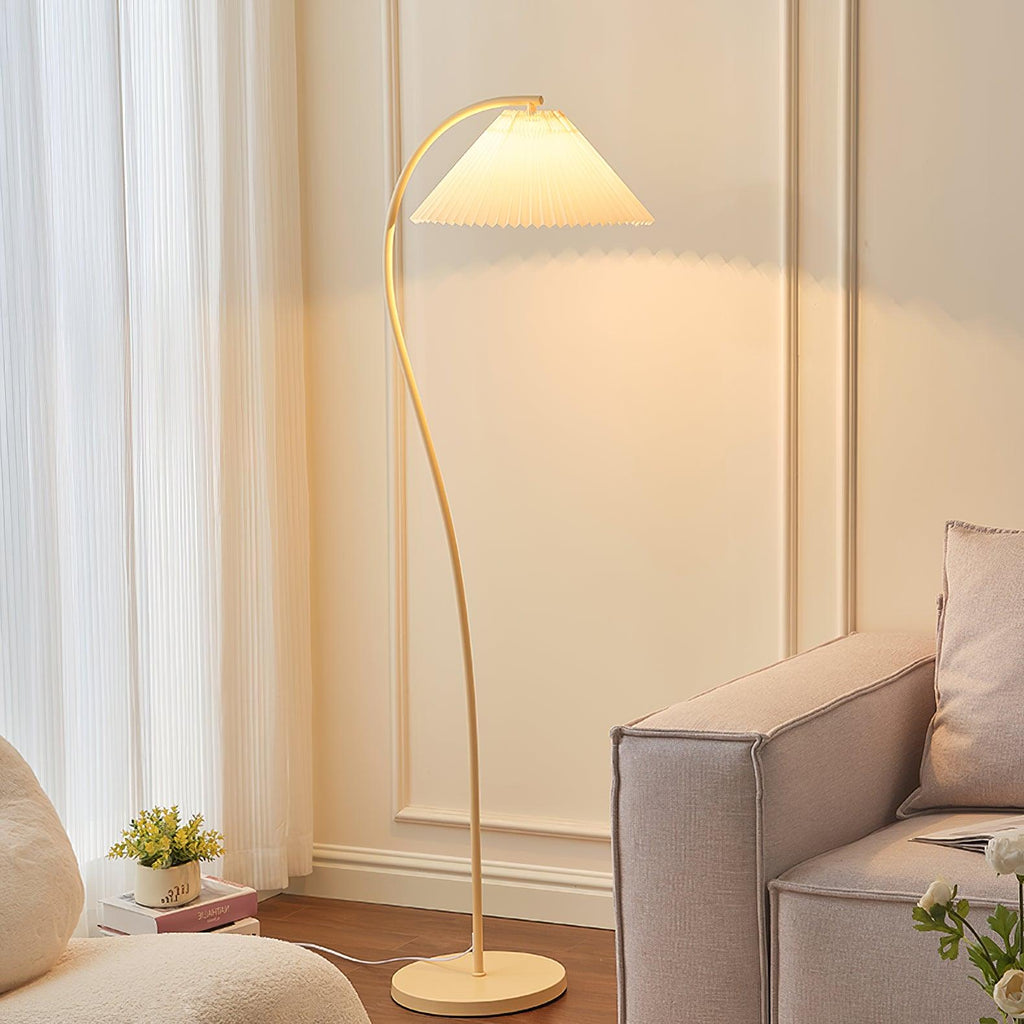 Beech wood frame and pleated shade of the floor lamp in detail