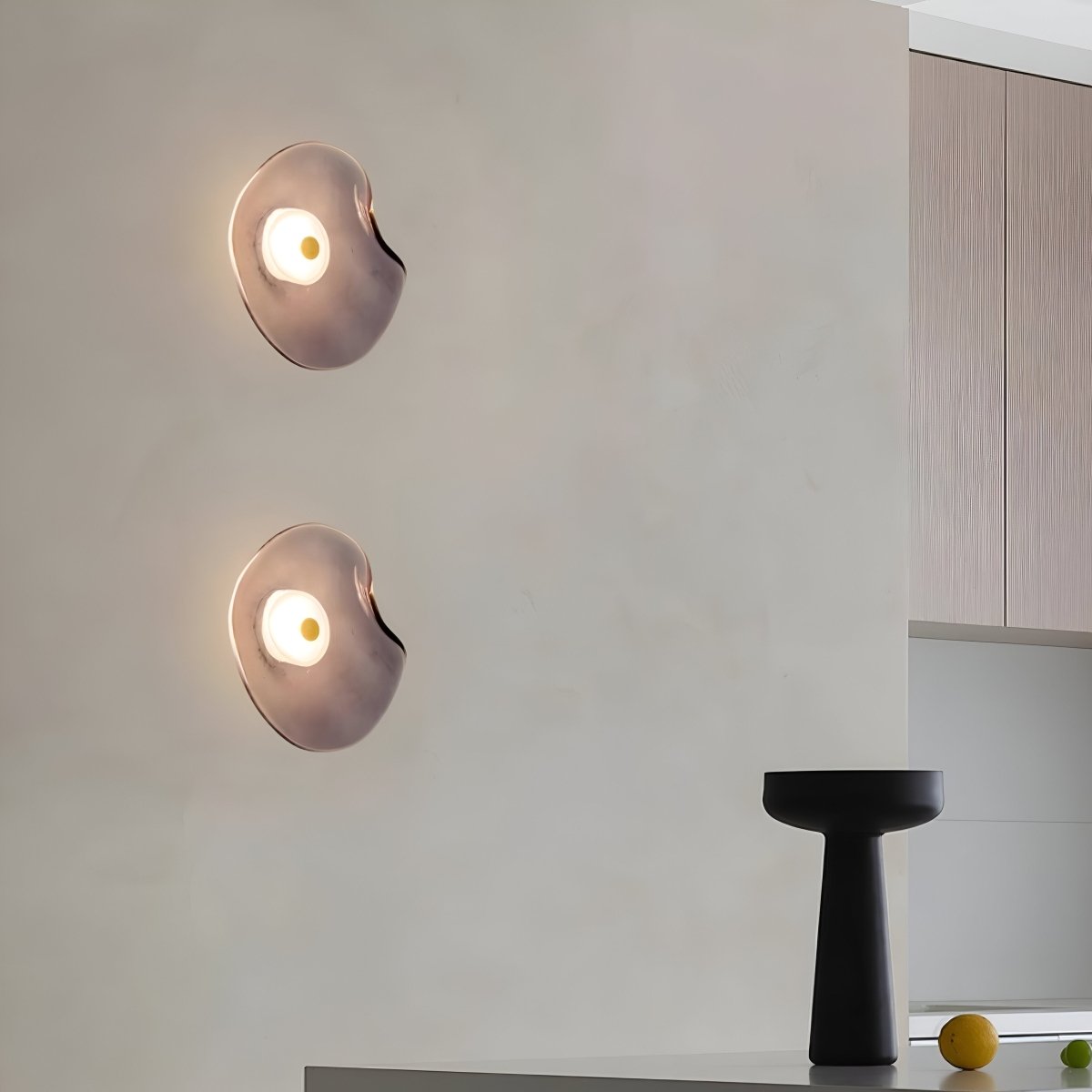 Aplique de Parede, Abajur Curvo em Vidro Japandi, Estrutura em Metal e Ferro, Luz LED Individual