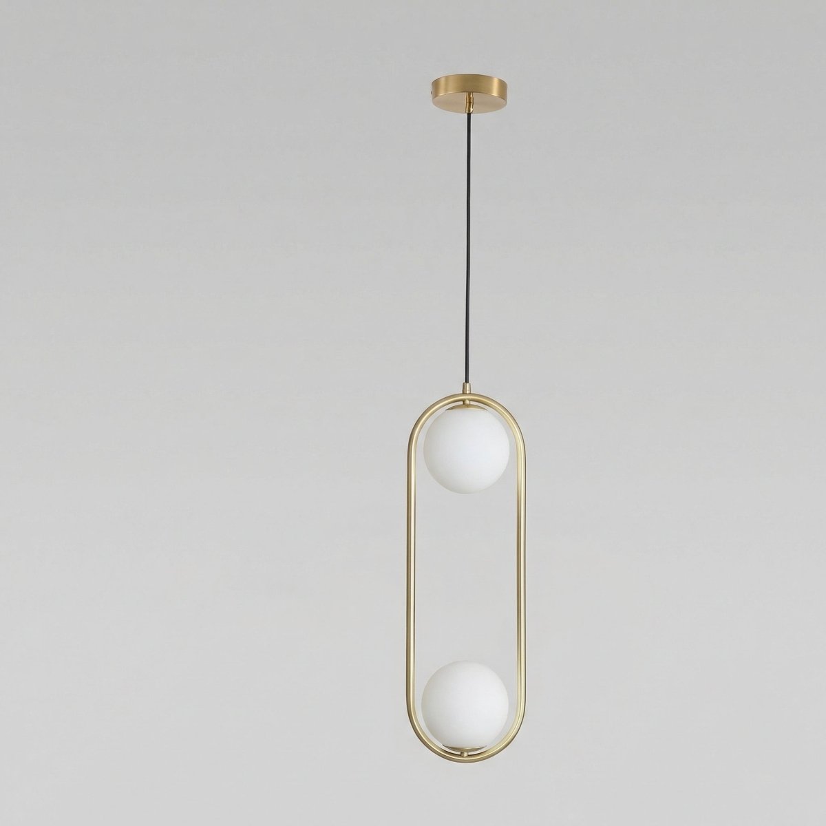 Suspension, globes en verre doublement givrés, cadre ovale en fer doré