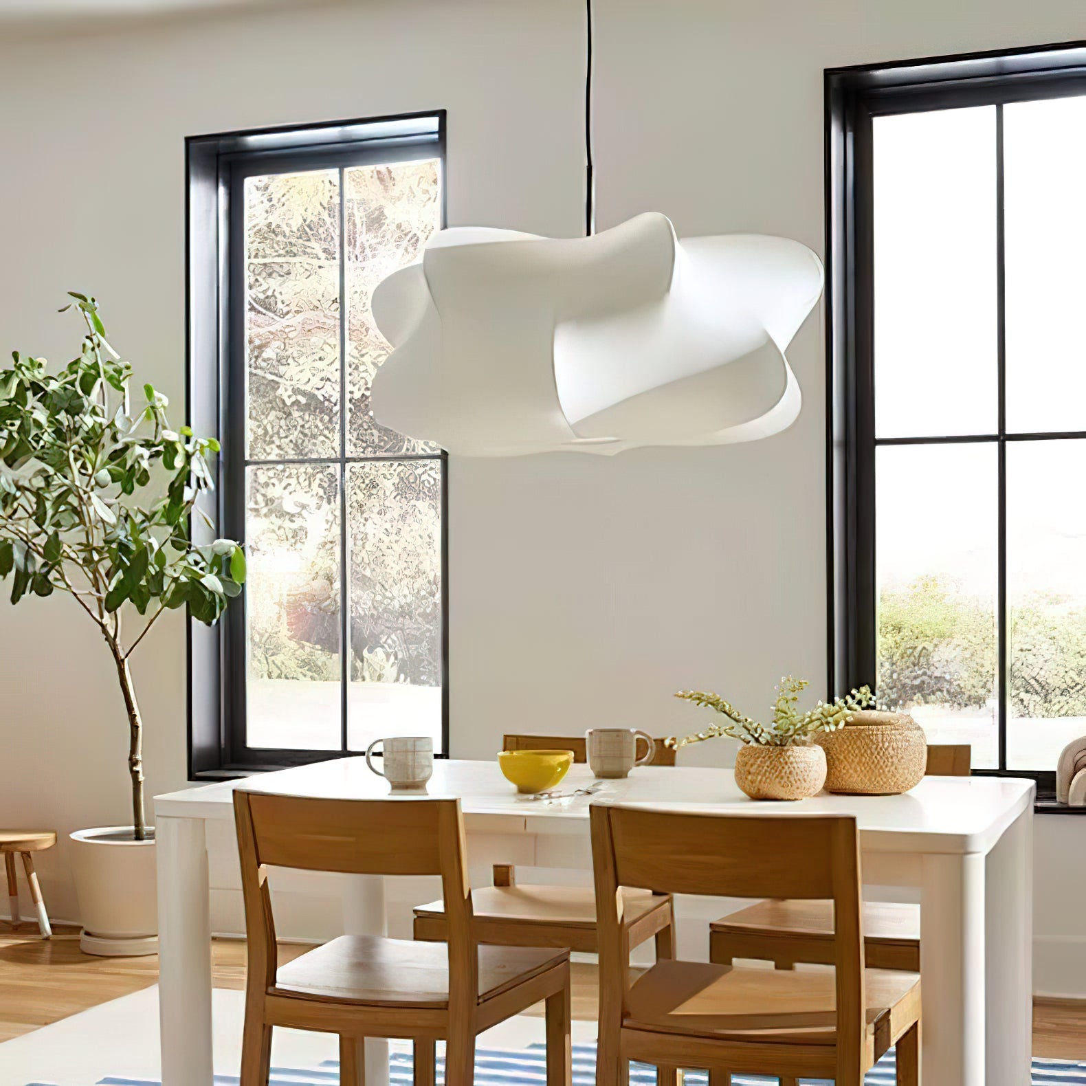 Cloud-like silk pendant light lighting a relaxed lounge