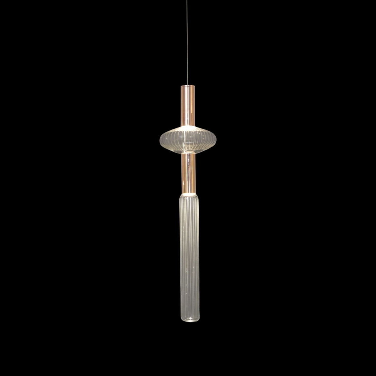 A round disc joins this Clérachic pendant's fluted glass cylinder to its gold rod above.