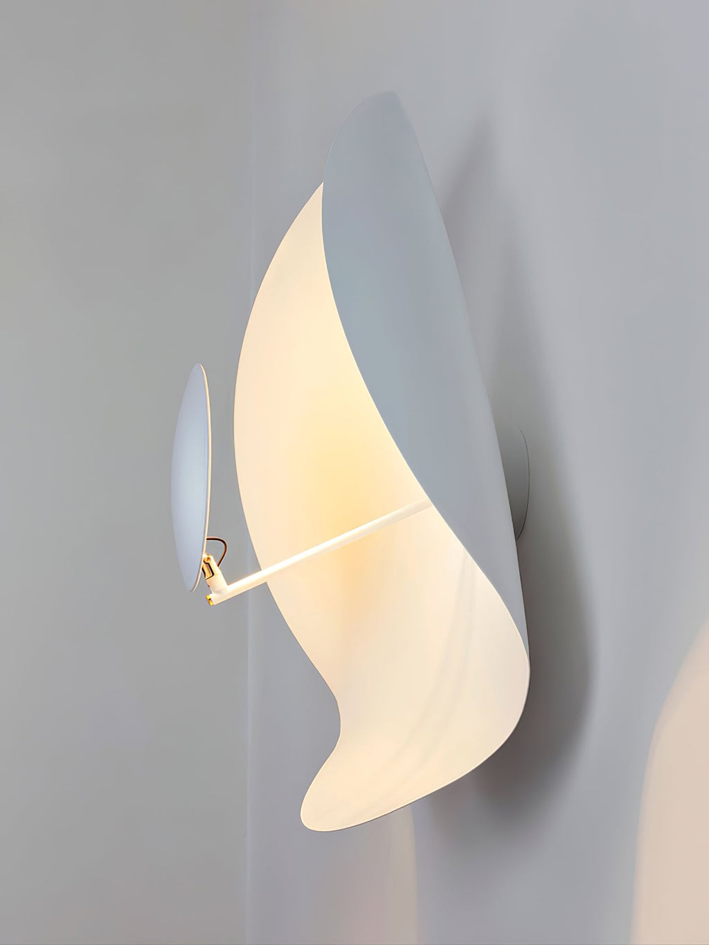 Loftlampe, buet skærm i stål, integreret LED, dæmpbar