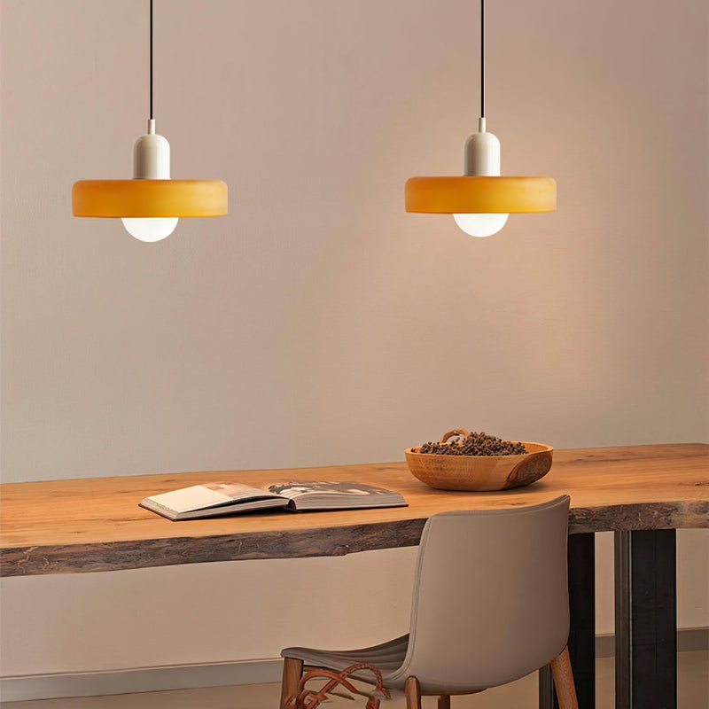 Pendellampe, lodret metalstamme, glasskærm, loftmonteret