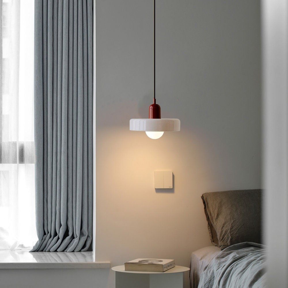 Pendellampe, lodret metalstamme, glasskærm, loftmonteret