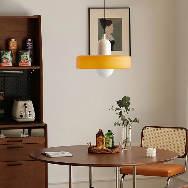 Pendellampe, lodret metalstamme, glasskærm, loftmonteret