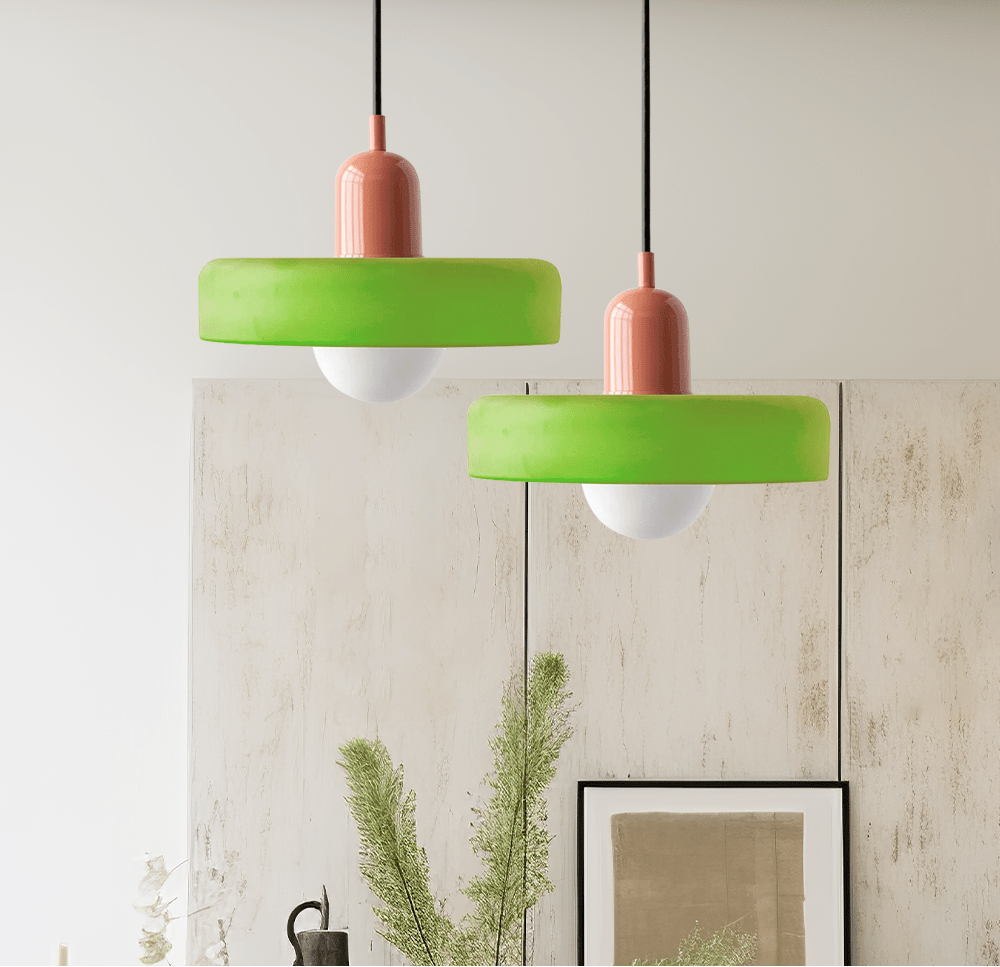Pendellampe, lodret metalstamme, glasskærm, loftmonteret