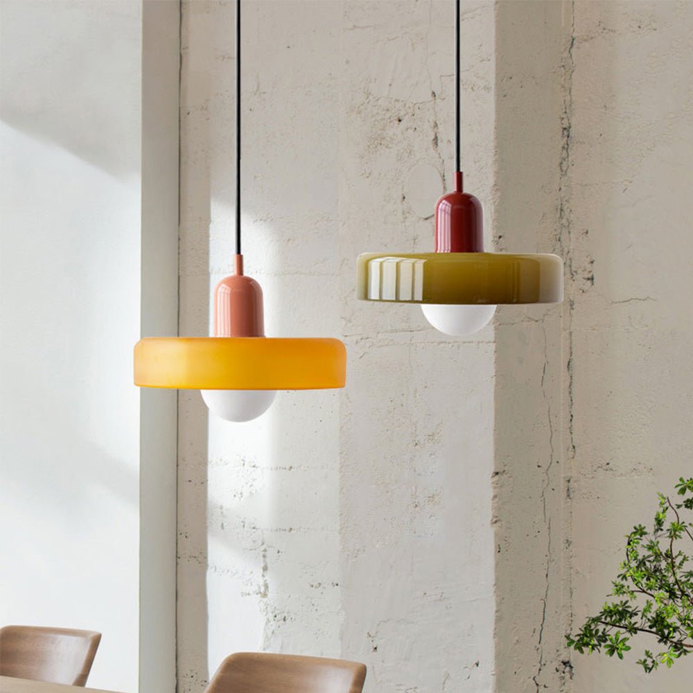 Pendellampe, lodret metalstamme, glasskærm, loftmonteret