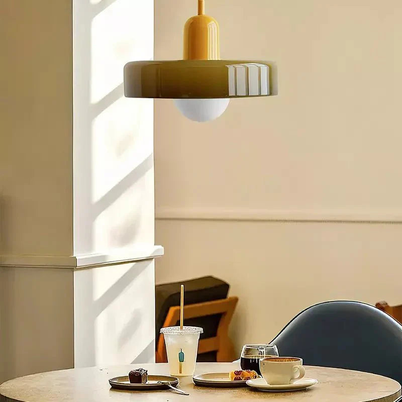 Pendellampe, lodret metalstamme, glasskærm, loftmonteret