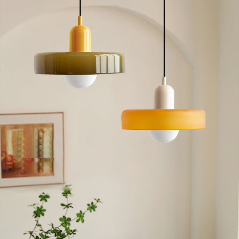 Pendellampe, lodret metalstamme, glasskærm, loftmonteret