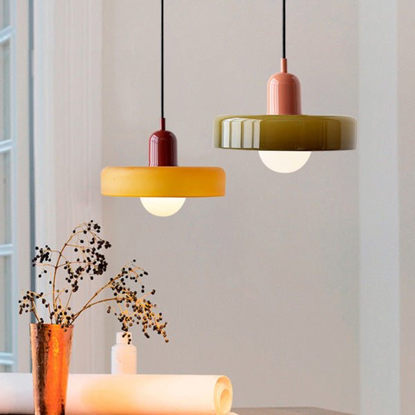 Pendellampe, lodret metalstamme, glasskærm, loftmonteret
