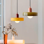 Pendellampe, lodret metalstamme, glasskærm, loftmonteret