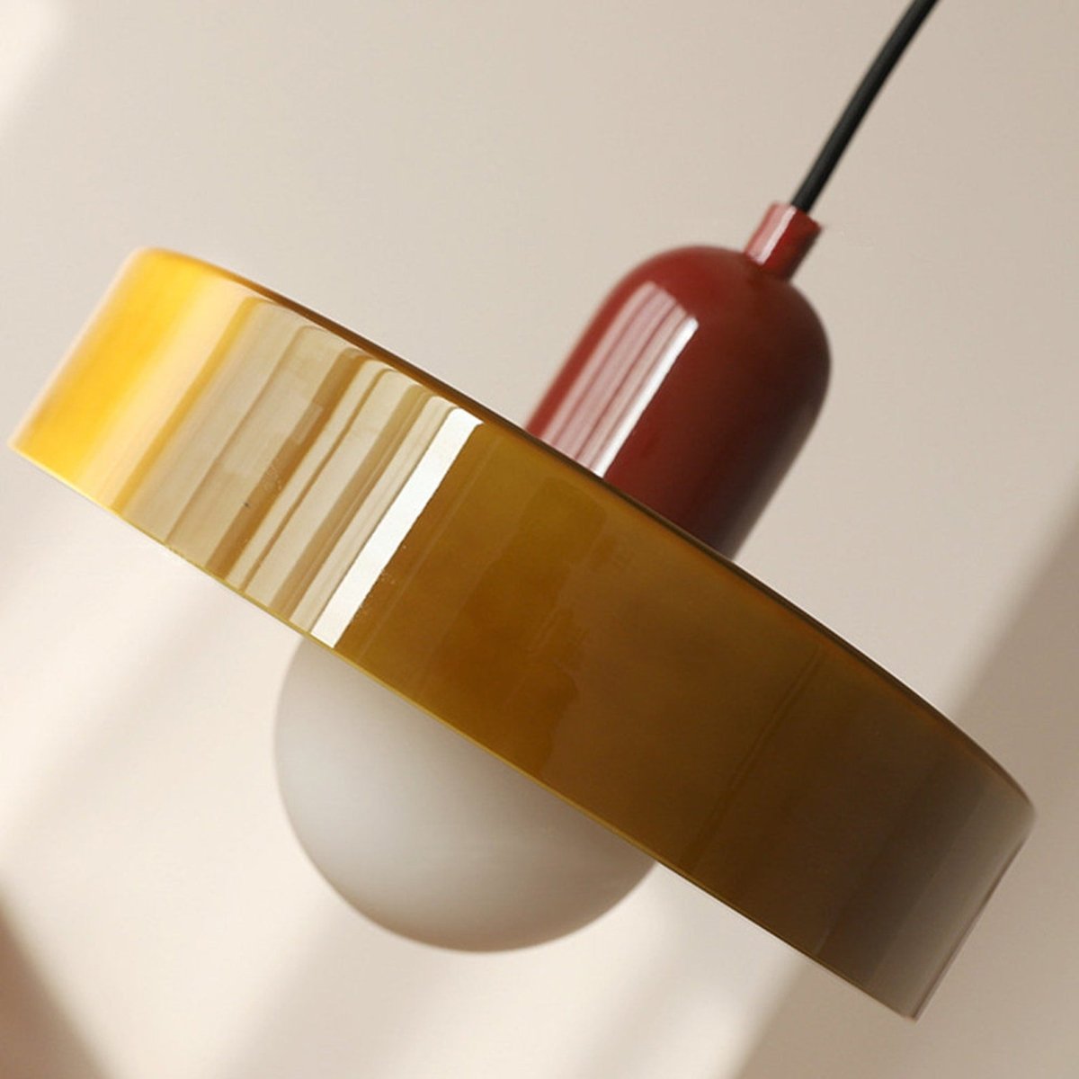 Pendellampe, lodret metalstamme, glasskærm, loftmonteret
