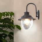Udendørs væglampe med vintage rust-sort finish, Quenby glasdesign