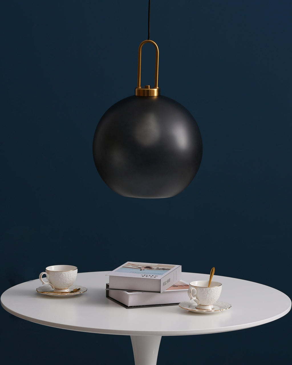 Glass pendant light cluster suspended at varied heights