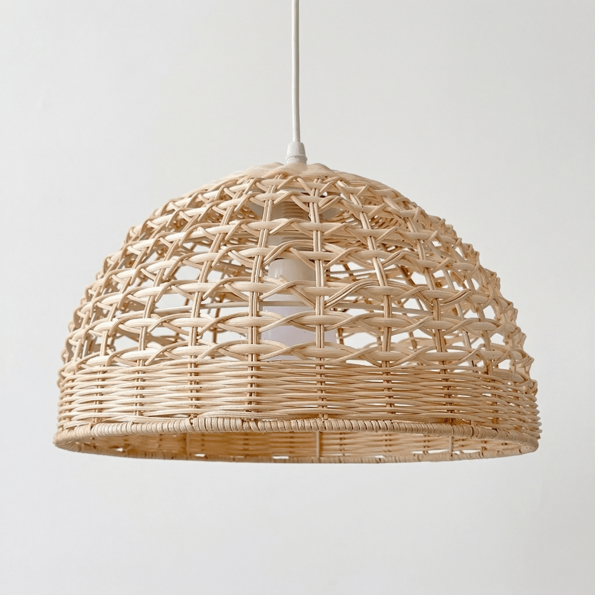 Rattan kuppelpendel, håndvevd kurvskjerm, 12-tommers diameter