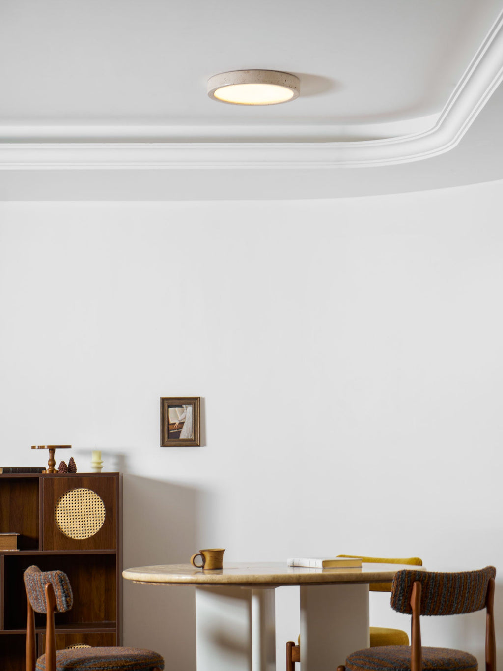 Glowing warmly, this Clérachic ceiling light lights the dining corner from close to the cornice.