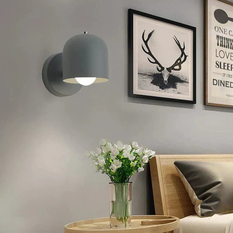 Vegglampe i makronstil med kuppel-skjerm, LED metallarmatur, glassdiffuser