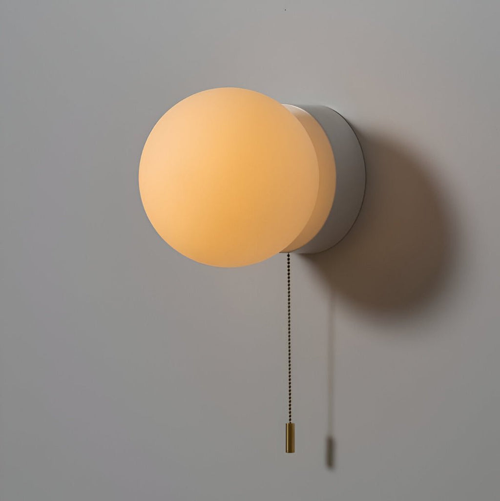 Væglampe med frostet glasglobus, nordisk LED-design med trækordkontakt
